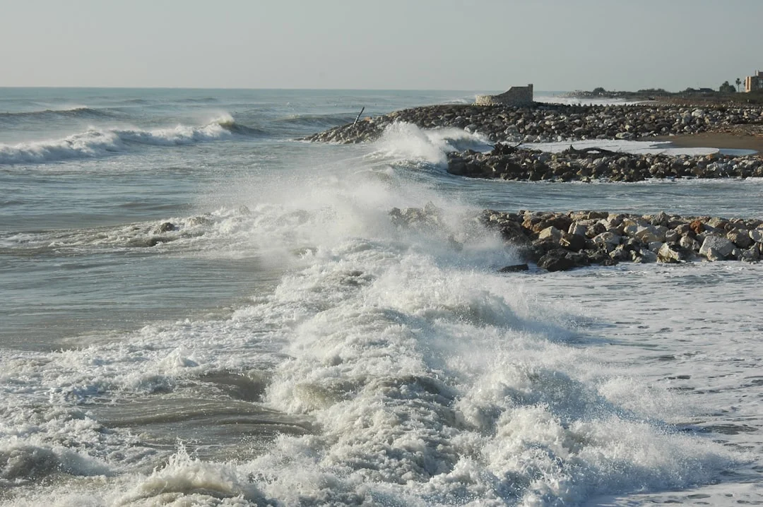 Weather & Water: Coastal Wind Warnings and Reservoir Updates in Malaga