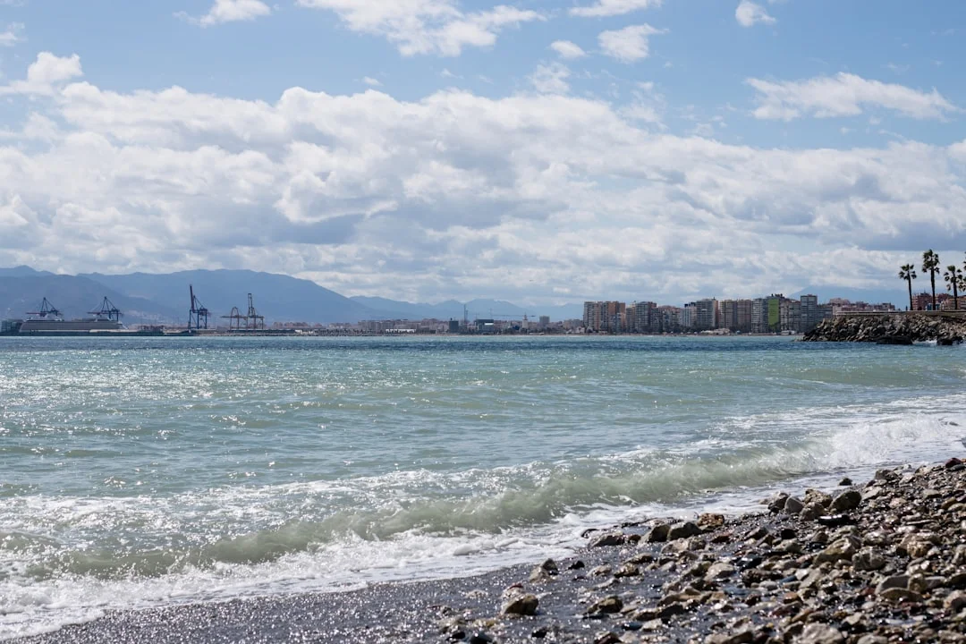 Strandschließungen in Málaga entfachen politische Debatte über Infrastruktur