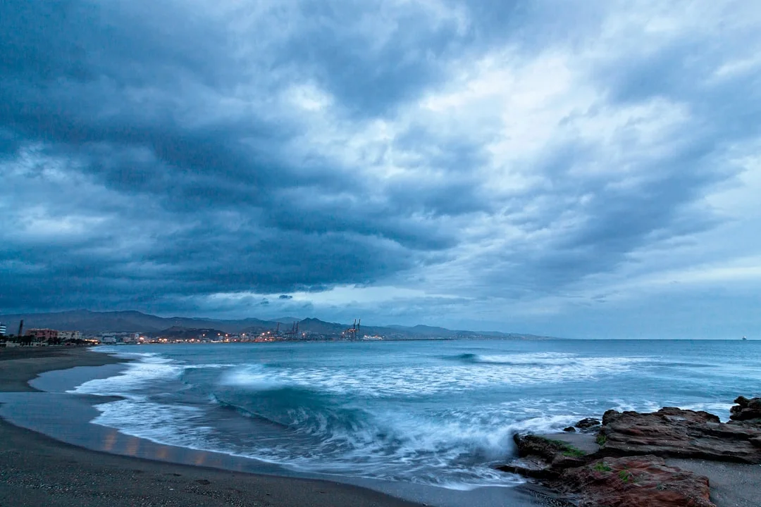 Versorgungsinfrastruktur in Málaga einrichten: Wasser und Strom